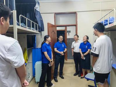 翟树芹副校长深入学生宿舍温情关怀暖人心