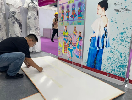 布展一线显担当，师生协力展风采——我院师生圆满完成职业院校艺术设计类优秀作品展暨2025年产教融合成果转化对接会布展撤展工作