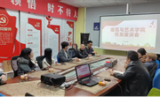 看，是谁回来母校了