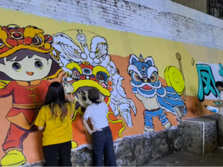 百千万工程｜画笔点亮街巷，青春扮靓凤城！我校“百千万工程”墙绘扮靓清远后街！