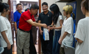 倾听“新”声，以心暖“新”|党委书记柴克生一行走访新生宿舍