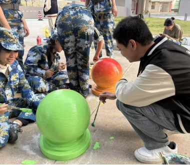 当迷彩绿遇上炫彩画：数字媒体与艺术学院军训期间为校园石墩换上“新装”