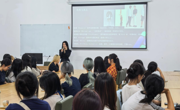 指间时尚——2026级服装新生的“AI服饰创意体验课”