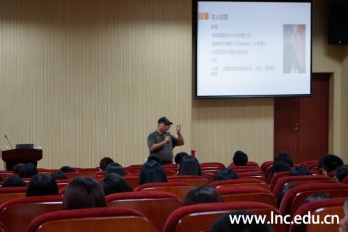 张乃莹走进清远校区报告厅 摄影清远校区岭南新闻中心