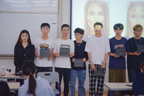 图八：导师为同学们颁发“完美日记”课程奖品