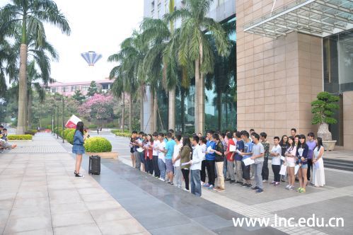 励志协会的成员在分享读书心得 摄影学生记者 曾庆宁 蔡佩露