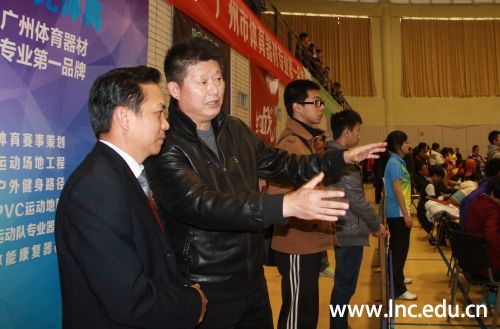 钟燕锋执行校长与乒乓球协会秘书长交流 摄影通讯员 何艺萍