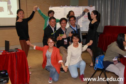 参加培训的成员进行团队展示  摄影  通讯员 吕俊杰