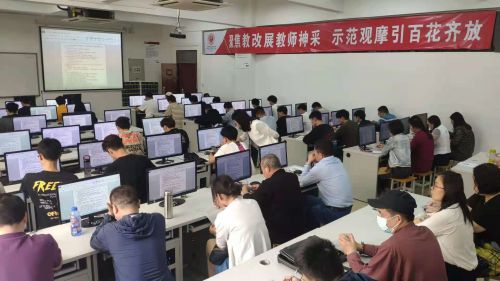 图三 赵教授辅导学生