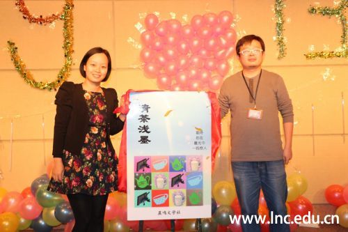 晨鸣文学社在庆典上发刊 摄影通讯员 申铭