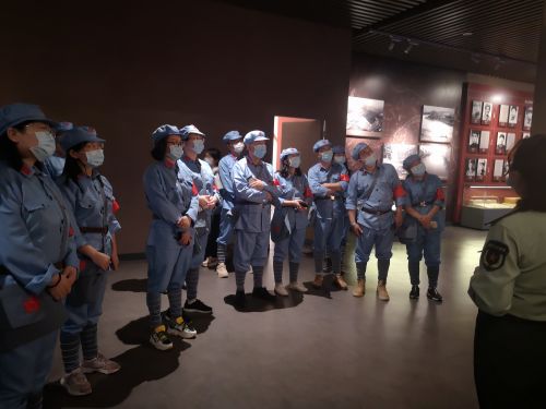 图片4：参观红军长征突破湘江纪念馆