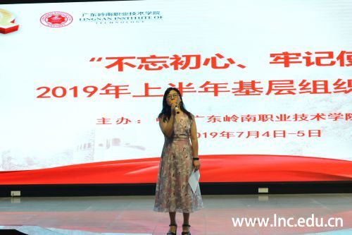 1 图片1：党群工作部易部长作开场讲话