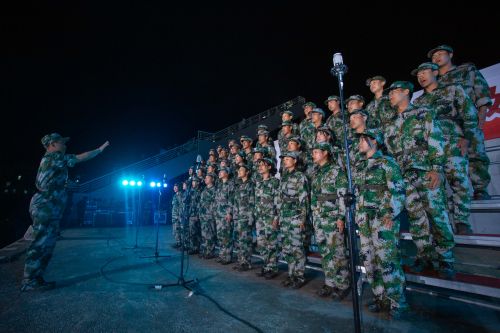 图2：大合唱《国家》