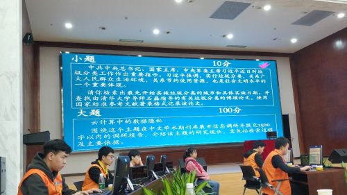 杨佩江同学（左起第1位）在参加第3轮巅峰对决赛