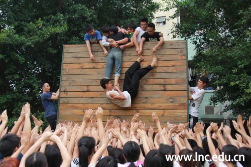 200多名学生合力翻越墙 摄影/通讯员 吕俊杰