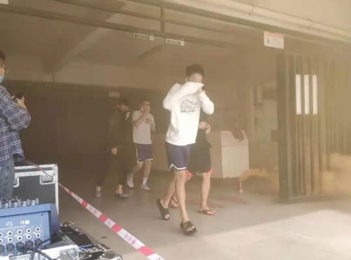 图04 学生逃离火场