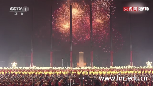 ★国庆节夜晚烟花绽放,图片来自央视