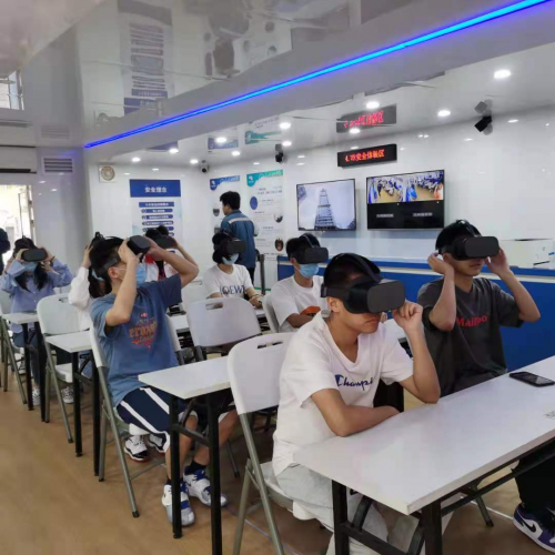 图11：师生党员到安全体验车参观学习