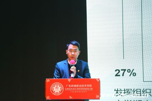 图4:杨燕雄书记做校团委工作总结