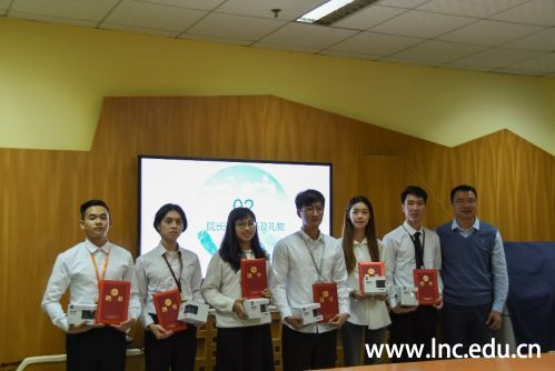 （图二：明德书院周云副院长为媒体中心17级学生干部颁发聘书和纪念品）