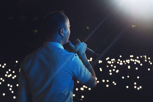 图7-8：卜佳锐老师与黄勇圣团长同台献唱