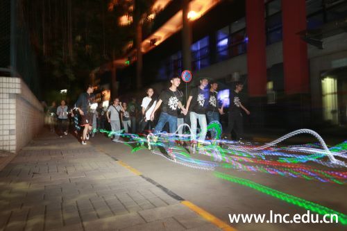 滑轮协会的成员手拉手组成了领跑的先锋 摄影岭南新闻中心学生记者 张英杰