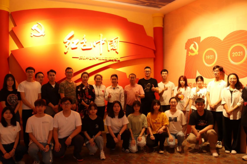 图15：师生党员在广州起义纪念馆内参观学习(2)