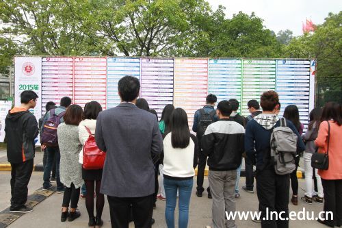 田径场外的企业展板前，众多求职者在寻找心仪的企业 摄影学生记者 曾庆宁