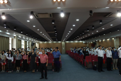 图4：全体同志向党旗宣誓