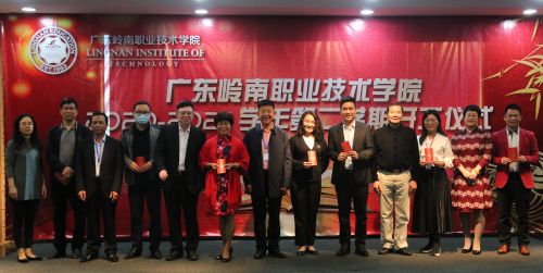 派发开工红包现场3