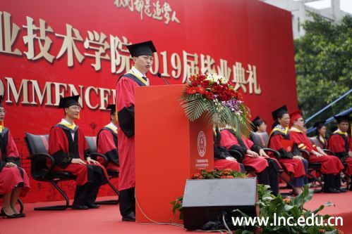 教师代表辛增辉讲话