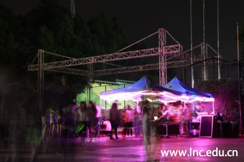 躁动的音乐撩拨着跑者的心弦 摄影岭南新闻中心学生记者 周健航