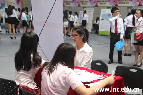 学生自信地自我介绍,应对提问。 摄影记者 陈乐容