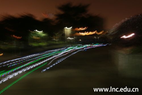 跑者化作了一道道五彩的光线 摄影岭南新闻中心学生记者 张英杰