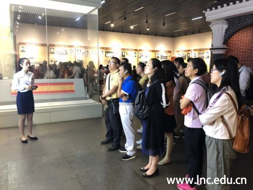 6.考察团一行在遵义会议陈列馆认真聆听导游讲解