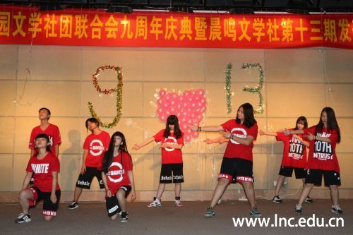 庆典现场精彩的文艺汇演 摄影通讯员 申铭