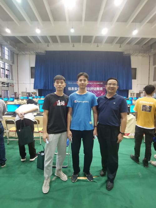 图 3 信息安全管理与评估赛项指导教师和选手合影