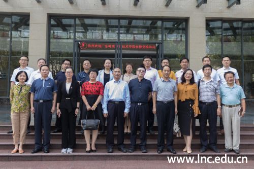 劳汉生校长一行与城建职院相关领导合影留念