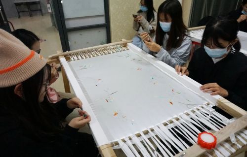 图五苏老师教学生一针一线的实操（1）