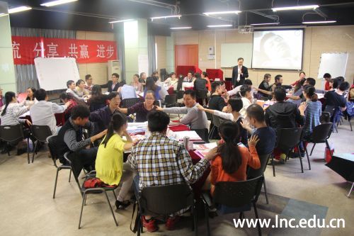 培训现场,辅导员们现场互动，进行团体融炼　摄影　通讯员　吕俊杰