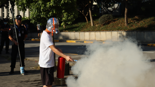 图18 学生练习灭火