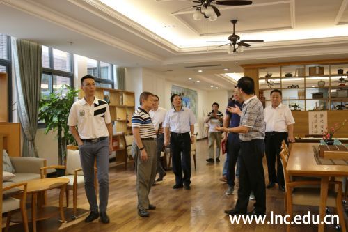 任克勤校长一行人参观学校1