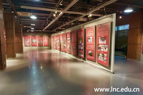 图1“长征路上话初心”主题教育实践活动场内图1