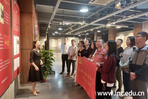 图9第二党支部侯翠玲书记讲党课 