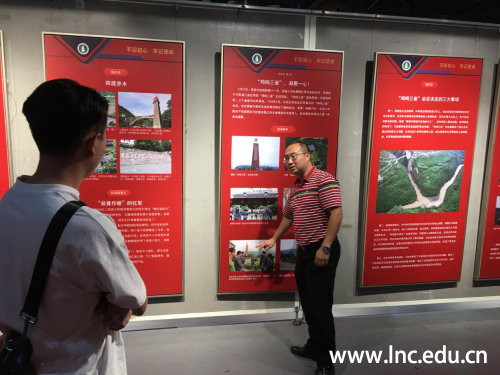 图7余生书记向参展党员教师详细的讲解