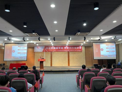 图6：知行书院党总支第二党支部书记做工作汇报