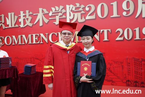 劳汉生校长为毕业生授予毕业证