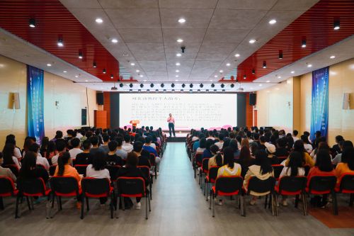 （“学习党的历史 传承红色基因”专题报告会现场）1