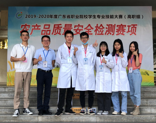 参赛选手和指导老师合影