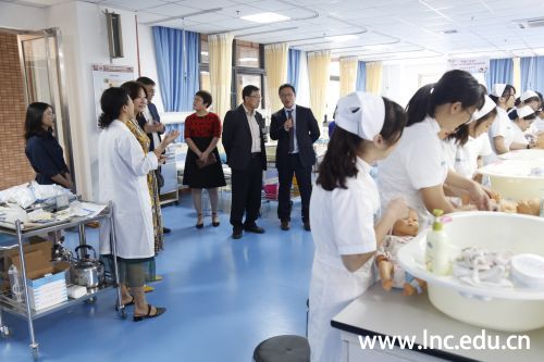来宾参观我校护理实训室